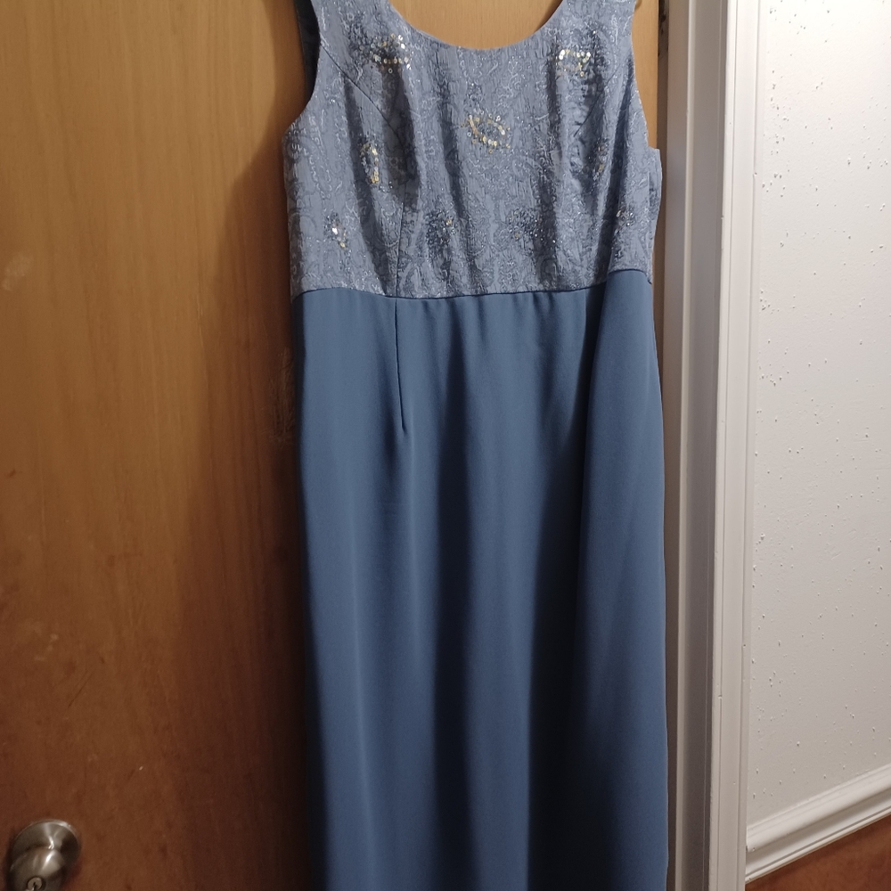Beautiful formal dress for any occasion 💙 - Picture 2 of 3